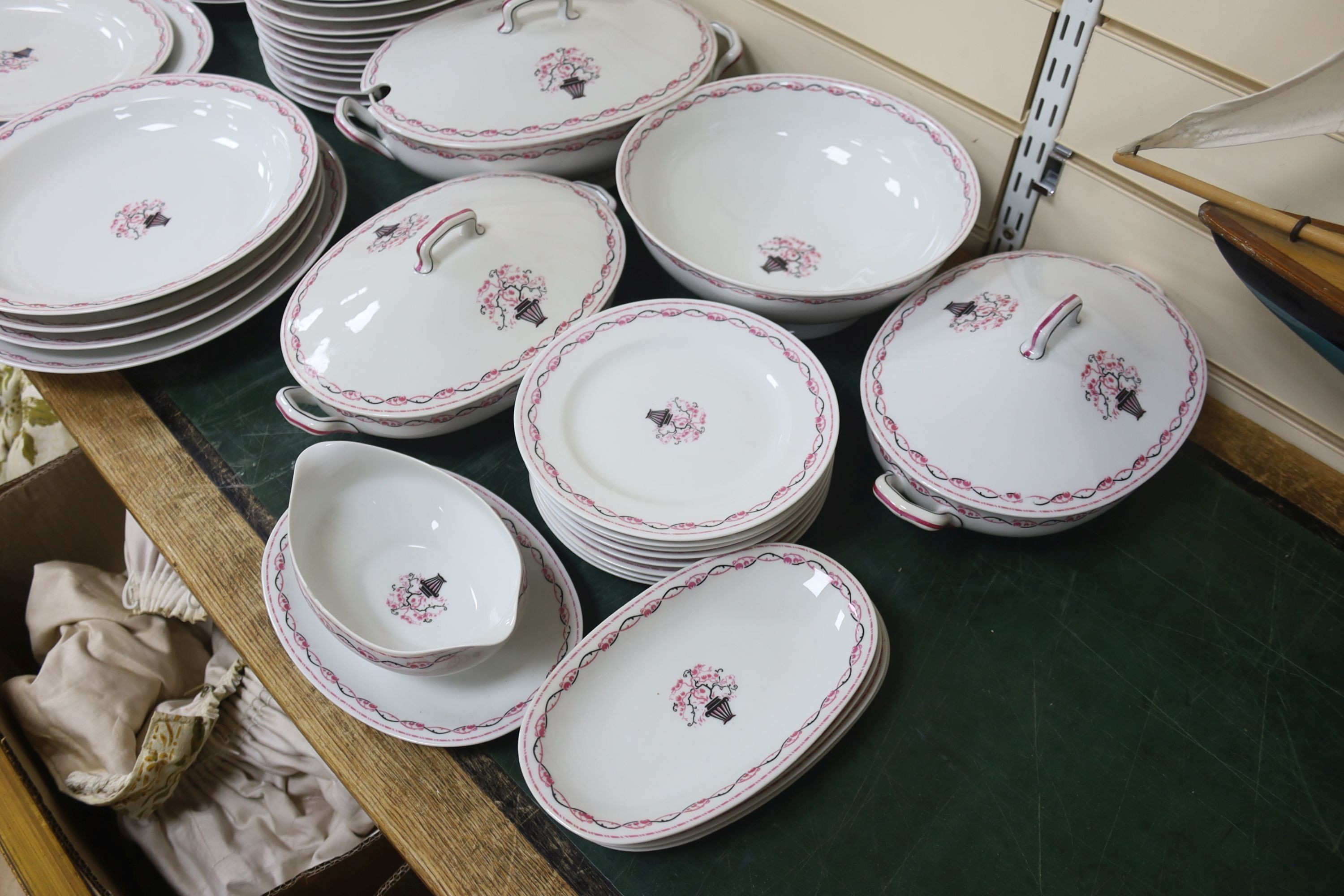 A Limoges ‘la maitrise’ part dinner service